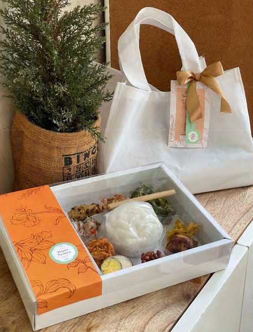 Hamper set sejuta rasa + aqua botol